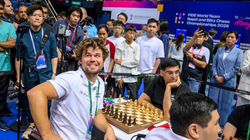Magnus Carlsen, Hong Kong'da Viswanathan Anand ile birlikte