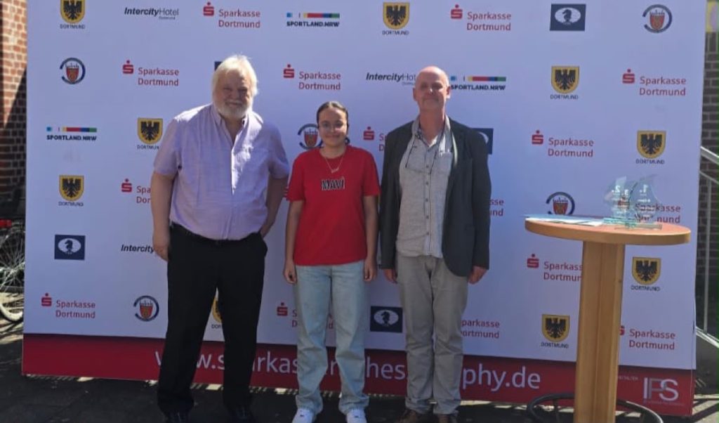 Duru Aksoy, Dortmund'da düzenlenen Sparkassen Chess Trophy 2026'da kupasıyla