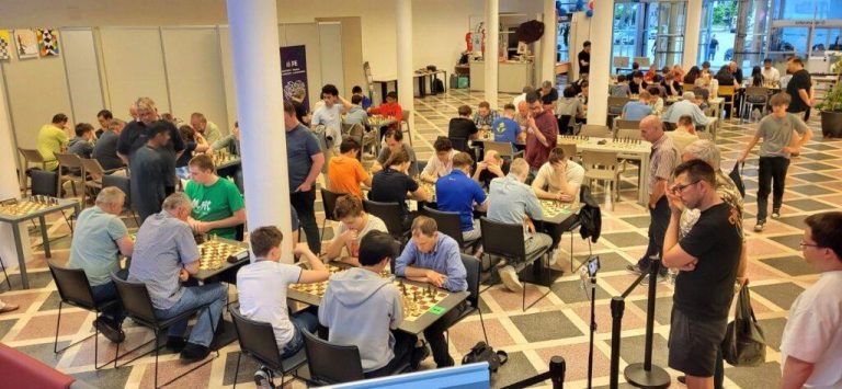 FIDE’den ayakkabısında telefon bulunan genç oyuncuya 2 yıl men cezası